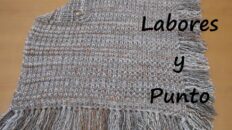 poncho con dos rectángulos y punto inglés a dos agujas